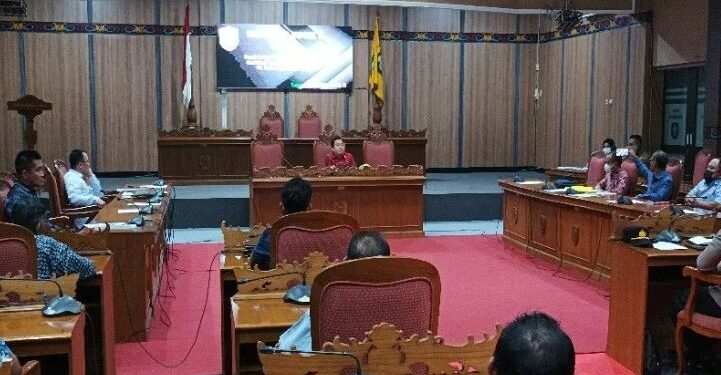 Rapat Komisi I DPRD Kotim memfasilitasi penyelesaian tuntutan ganti rugi lahan oleh masyarakat terhadap PT MAP, Selasa (20/7/2022). (ANT)