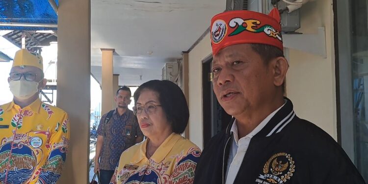 Anggota DPR RI Willy Midel Yoseph didampingi Wakil Bupati Gunung Mas Efrensia LP Umbing dan Asisten II Setda Gunung Mas Richard usai reses di Kuala Kurun, Kamis (21/7/2022). (MASAPNEWS/HY)