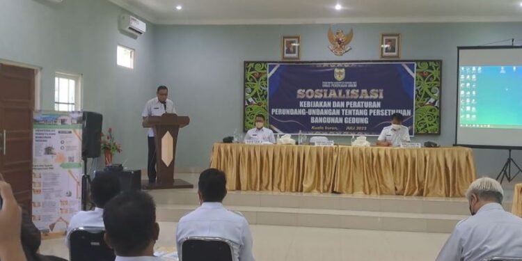 Sekda Gumas Yansiterson membuka sosialisasi di Kuala Kurun, Rabu (27/7/2022). (MASAPNEWS/GCM)