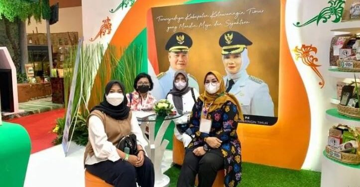 Ketua DPRD Kotim, Rinie (masker hitam) bersama Wakil Bupati Irawati saat meninjau stan Pemkab Kotim di arena Apkasi Otonomi Expo 2022 di Jakarta, Jumat (22/7/2022). (ANT/IST)