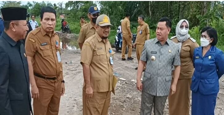 Ketua DPRD Kotim Rinie dan Wakil Ketua I DPRD Kotim Rudianur bersama Bupati Halikinnor dan Wakil Bupati Irawati meninjau Jalan Mohammad Hatta atau lingkar selatan Sampit yang rusak parah, Senin (25/7/2022). (ANT)