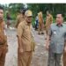 Ketua DPRD Kotim Rinie dan Wakil Ketua I DPRD Kotim Rudianur bersama Bupati Halikinnor dan Wakil Bupati Irawati meninjau Jalan Mohammad Hatta atau lingkar selatan Sampit yang rusak parah, Senin (25/7/2022). (ANT)