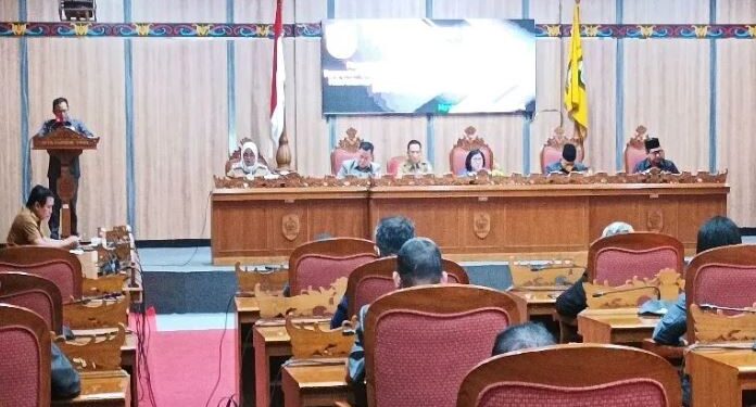 Anggota Bapemperda DPRD Kotim Bardiansyah membacakan pengajuan tiga rancangan peraturan daerah dalam rapat paripurna DPRD, Senin (25/7/2022). (ANT)