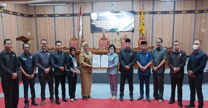 Wakil Bupati Irawati dan Ketua DPRD Rinie bersama pimpinan fraksi memperlihatkan berita acara persetujuan bersama terhadap dua peraturan daerah, Selasa (26/7/2022). (ANT)