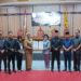 Wakil Bupati Irawati dan Ketua DPRD Rinie bersama pimpinan fraksi memperlihatkan berita acara persetujuan bersama terhadap dua peraturan daerah, Selasa (26/7/2022). (ANT)