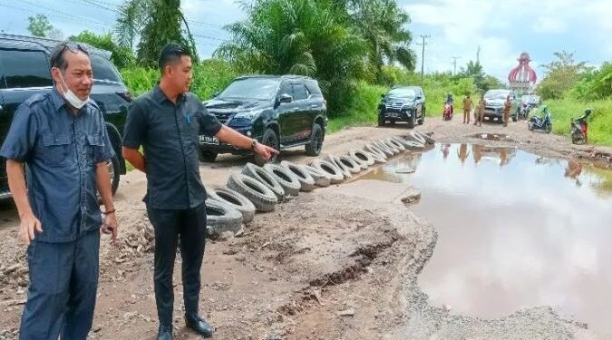Ketua Komisi IV DPRD Muhammad Kurniawan Awar bersama anggota Komisi IV Handoyo J Wibowo saat turut meninjau kerusakan Jalan Mohammad Hatta atau lingkar selatan, Senin (25/7/2022) lalu. (ANT)