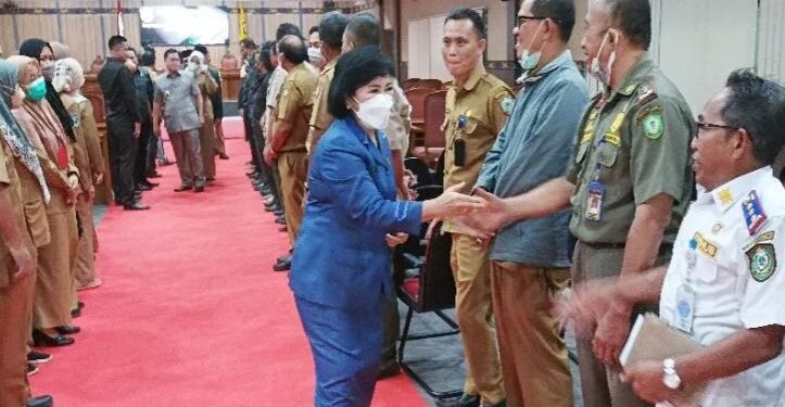 Ketua DPRD Kotawaringin Timur Rinie bersalaman dengan undangan usai dia memimpin rapat paripurna, Senin (25/7/2022) lalu. (ANT)