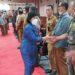 Ketua DPRD Kotawaringin Timur Rinie bersalaman dengan undangan usai dia memimpin rapat paripurna, Senin (25/7/2022) lalu. (ANT)