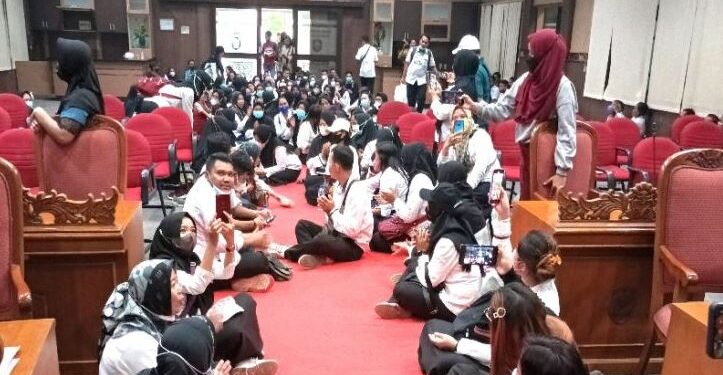 Puluhan perwakilan tenaga kontrak tetap bertahan di ruang rapat paripurna DPRD karena tidak puas dengan hasil rapat dengan para wakil rakyat dan eksekutif, Senin (4/7/2022). (ANT)