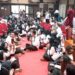 Puluhan perwakilan tenaga kontrak tetap bertahan di ruang rapat paripurna DPRD karena tidak puas dengan hasil rapat dengan para wakil rakyat dan eksekutif, Senin (4/7/2022). (ANT)