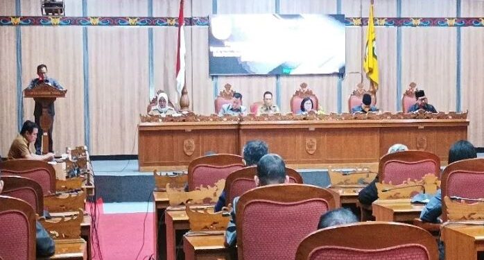 Anggota Bapemperda DPRD Kotawaringin Timur, Bardiansyah saat membacakan laporan Bapemperda dalam rapat paripurna, Senin (25/7/2022) lalu. (ANT)