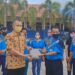Bupati Gunung Mas Jaya S Monong (kemeja batik) menyalurkan bantuan paving block secara simbolis kepada Kepala SMPN 1 Kurun Yono di halaman sekolah, Jumat (29/7/2022). (MASAPNEWS/GCM)