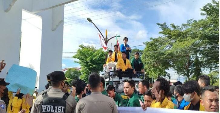 Puluhan mahasiswa yang mengatasnamakan gesmara Kalteng melakukan aksi unjuk rasa di depan kantor DPRD Kalteng Jalan S Parman kota Palangka Raya, menolak aplikasi Pertamina dan mendesak pemerintah untuk membuka draf RUU KUHP, Senin (4/7/2022). (ANT)