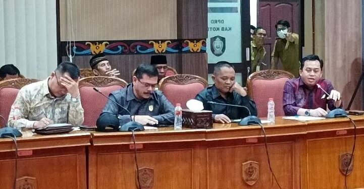 Ketua Komisi I DPRD Kotawaringin Timur, Rimbun (kanan). (ANT)