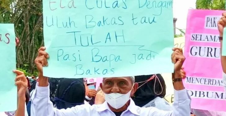 Seorang eks tenaga kontrak guru di salah satu desa jauh-jauh datang ke Sampit untuk mengikuti aksi damai di DPRD Kotim meminta pemerintah kembali mengangkat mereka menjadi tenaga kontrak, Senin (4/7/2022). (ANT)