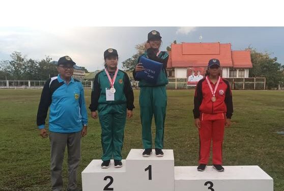 Kepala Bidang Pembinaan Kepemudaan dan Olahraga di Disdikpora Kabupaten Gumas, Siren bersama Gresia Nataka, Devila Anjelia Andhila dan lainnya para juara cabang olahraga atletik lempar cakram putri. (IST)