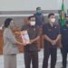 Wabup Gumas Efrensia L.P Umbing menyerahkan Raperda dan Rancangan KUA PPAS kepada Ketua DPRD Gumas Akerman Sahidar saat rapat paripurna di Kuala Kurun, Senin (4/7/2022). (MASAPNEWS/GCM)