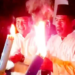 Wakil Ketua Komisi III DPRD Kotim Dadang Siswanto (kiri) bersama rekannya sesama legislator Rambat saat membuka pawai obor memeriahkan malam Hari Raya Idul Adha 1443 Hijriah di Kecamatan Baamang, Sabtu (9/7/2022) malam. (ANT)