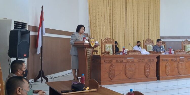 Wakil Bupati Gumas Efrensia LP Umbing membacakan pidato tertulis Bupati Jaya S Monong terkait jawaban pemerintah terhadap pandangan umum fraksi-fraksi pendukung DPRD, pada Rapat Paripurna ke-3 Masa Persidangan III Tahun Sidang 2022, Rabu (6/7/2022). (MASAPNEWS/GCM)