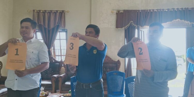 Para calon kades peserta Pilkades Tumbang Lampahung menunjukkan nomor urut. (IST)