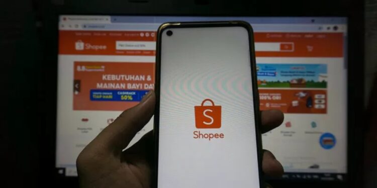 Ilustrasi seseorang membuka aplikasi Shopee di ponsel dan komputer. (MASAPNEWS/ANT)