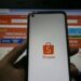 Ilustrasi seseorang membuka aplikasi Shopee di ponsel dan komputer. (MASAPNEWS/ANT)