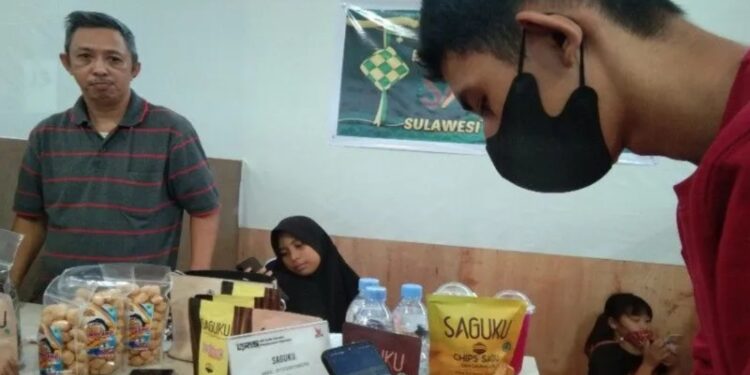 Seorang pengunjung hendak membayar menggunakan QRIS saat membeli salah satu produk UMKM pada pameran UMKM yang dilaksanakan di pelataran MTQ Kendari, Kota Kendari, Sulawesi Tenggara, Sabtu (23/4/2022) (MASAPNEWS/ANT)