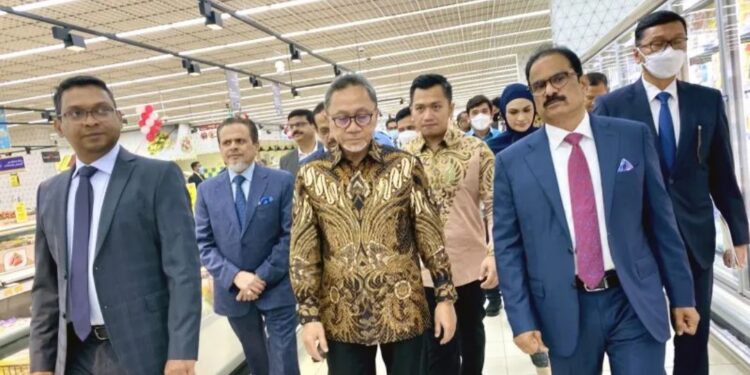 Menteri Perdagangan Zulkifli Hasan (tengah) dalam kunjungannya ke Lulu Hypermarket di Abu Dhabi, UEA, Kamis (30/6/2022). (MASAPNEWS/ANT/HO-Kementerian Perdagangan)