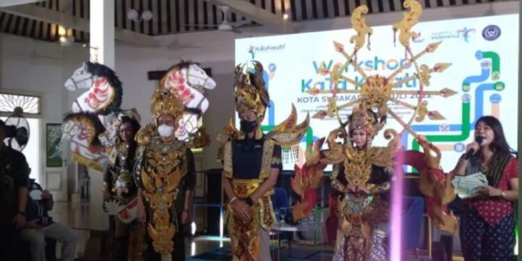 Menteri Pariwisata dan Ekonomi Kreatif RI Sandiaga Salahuddin Uno dengan Wali Kota Surakarta saat mengisi Workshop Pengembangan Kabupaten/Kota (KaTa) Kreatif di Ndalem Purwohamijayan Solo, Jawa Tengah, Sabtu (2/7/2022). (MASAPNEWS/ANT)