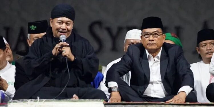Kepala Staf Kepresidenan RI Moeldoko (kanan) bersama KH Junaedi Al-Baghdadi saat mengikuti Dzikir Akbar Manaqib Syekh Abdul Qodid Al-Jaelani di Pondok Pesantren Al-Baghdadi, Karawang, Jawa Barat, Sabtu (2/7/2022). (MASAPNEWS/ANT/HO-Kantor Staf Presiden RI)