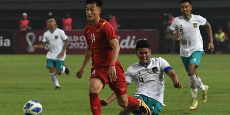 Pesepak bola Tim Nasional Vietnam U-19 Nguyen Van Truong (kiri) berebut bola dengan pesepak bola Timnas Indonesia U-19 Muhammad Ferarri (kanan) dalam laga penyisihan Grup Piala AFF U19 2022 di Stadion Patriot Chandrabhaga, Bekasi, Jawa Barat, Sabtu (2/7/2022). Pertandingan berakhir 0-0. (MASAPNEWS/ANT)