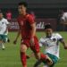 Pesepak bola Tim Nasional Vietnam U-19 Nguyen Van Truong (kiri) berebut bola dengan pesepak bola Timnas Indonesia U-19 Muhammad Ferarri (kanan) dalam laga penyisihan Grup Piala AFF U19 2022 di Stadion Patriot Chandrabhaga, Bekasi, Jawa Barat, Sabtu (2/7/2022). Pertandingan berakhir 0-0. (MASAPNEWS/ANT)
