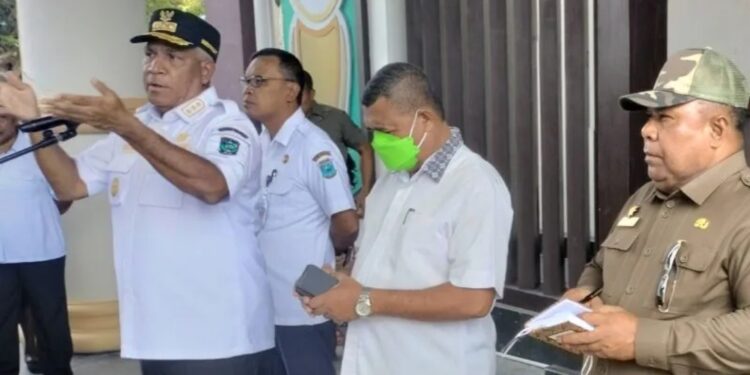 Pj Gubernur Papua Barat, Komisaris Jenderal Polisi (Purn) Paulus Waterpauw, memberikan arahan kepada personel Satpol PP Provinsi Papua Barat. (MASAPNEWS/ANT)