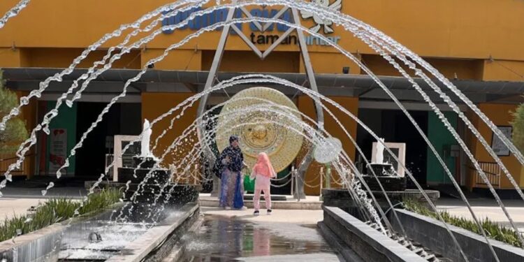 Dokumentasi - Wisatawan di Taman Pintar Yogyakarta sedang berfoto di salah satu wahana di tempat wisata dan edukasi tersebut (1/7/2022) (MASAPNEWS/ANT)