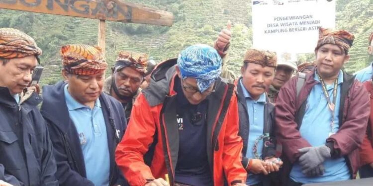 Menteri Pariwisata dan Ekonomi Kreatif Sandiaga Salahuddin Uno menandatangani prasasti Desa Wisata Sembungan, Kecamatan Kejajar, Kabupaten Wonosobo, sebagai 50 desa wisata terbaik dalam Anugerah Desa Wisata Indonesia (ADWI) 2022. (MASAPNEWS/ANT)