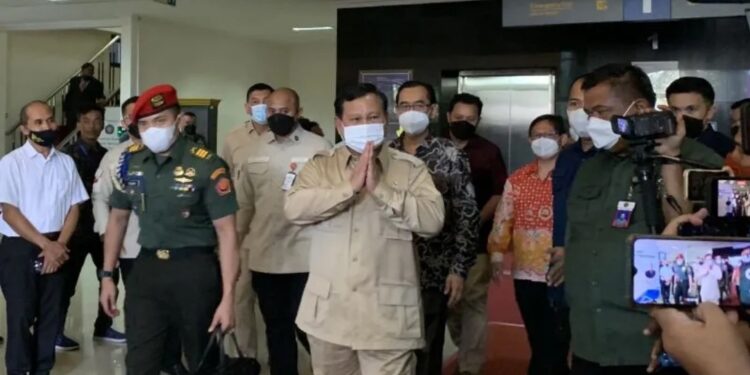Menteri Pertahanan, Prabowo Subianto (tengah), pada saat menyapa sejumlah jurnalis usai memberikan kuliah umum dalam Rapat Kerja Nasional Forum Dekan Ilmu Sosial Perguruan Tinggi Negeri se-Indonesia, di Kota Malang, Jawa Timur, Minggu (3/7/2022). (MASAPNEWS/ANT)