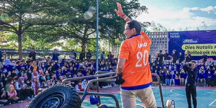 Menteri Pariwisata dan Ekonomi Kreatif Sandiaga Uno menaiki mobil jeep saat menghadiri Dies Natalis ke-20 Politeknik Harapan Bersama di Tegal, Jawa Tengah, Minggu (3/7/2022). (MASAPNEWS/ANT/HO-Kemenparekraf)