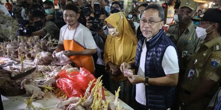 Menteri Perdagangan Zulkifli Hasan (kanan) berbincang dengan pedagang saat meninjau bahan pokok dan minyak goreng di Pasar Ciracas, Jakarta, Selasa (5/7/2022). Kunjungan kerja tersebut dilakukan untuk melihat dan memantau langsung harga bahan pokok dan minyak goreng serta titik penjualan minyak goreng curah rakyat (MGCR). (MASAPNEWS/ANT)
