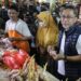 Menteri Perdagangan Zulkifli Hasan (kanan) berbincang dengan pedagang saat meninjau bahan pokok dan minyak goreng di Pasar Ciracas, Jakarta, Selasa (5/7/2022). Kunjungan kerja tersebut dilakukan untuk melihat dan memantau langsung harga bahan pokok dan minyak goreng serta titik penjualan minyak goreng curah rakyat (MGCR). (MASAPNEWS/ANT)