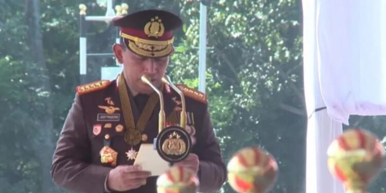 Kepala Kepolisian Negara Republik Indonesia, Jenderal Polisi Listyo S Prabowo, membacakan sambutan pada puncak peringatan HUT Ke-76 Bhayangkara di Kampus Akademi Kepolisian, di Semarang, Jawa Tengah, Selasa (5/7/2022). (MASAPNEWS/ANT)