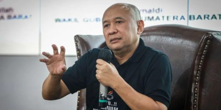 Menteri Koperasi dan UKM Teten Masduki dalam acara dialog dengan Komunitas Milenial Coffee Shop, Asosiasi Kopi, Asosiasi Susu, dan Koperasi Solok Rajo di Kantor Gubernur Sumatera Barat, Padang, Sumatera Barat, Sabtu (2/7/2022). (MASAPNEWS/ANT/HO-KemenkopUKM)