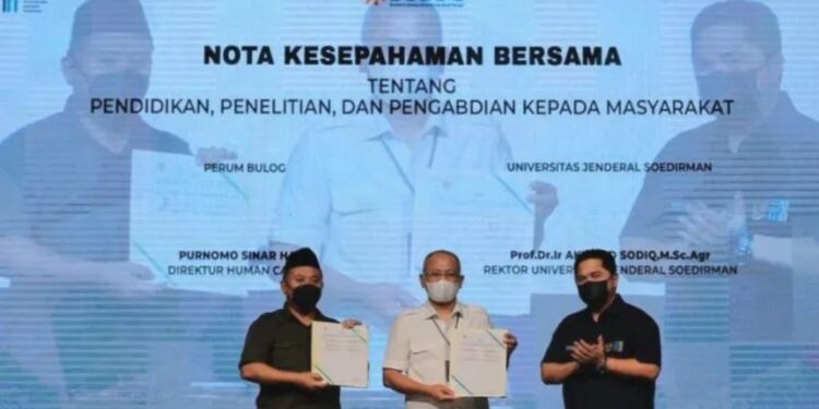Penandatanganan nota kesepahaman kerja sama oleh Direktur Human Capital Perum Bulog Purnomo Sinar Hadi (tengah) dengan Rektor Unsoed Prof Akhmad Sodiq (kiri) yang disaksikan oleh Menteri BUMN Erick Thohir (kanan). (MASAPNEWS/ANT/HO-Bulog)