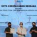 Penandatanganan nota kesepahaman kerja sama oleh Direktur Human Capital Perum Bulog Purnomo Sinar Hadi (tengah) dengan Rektor Unsoed Prof Akhmad Sodiq (kiri) yang disaksikan oleh Menteri BUMN Erick Thohir (kanan). (MASAPNEWS/ANT/HO-Bulog)