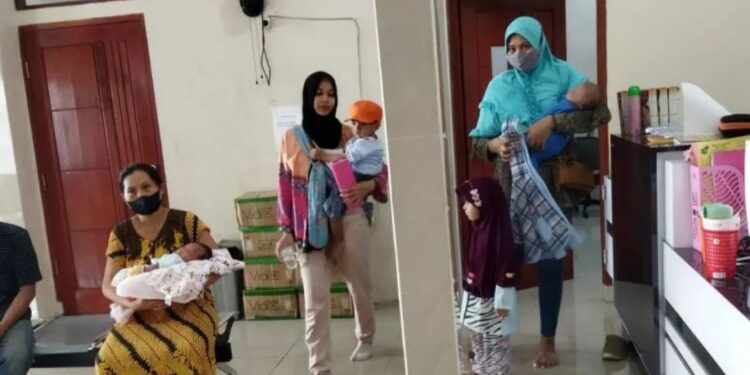 Ilustrasi - Ibu membawa bayinya untuk diperiksakan oleh bidan di Bidan Rosliana, Tambun, Jawa Barat. (MASAPNEWS/ANT)