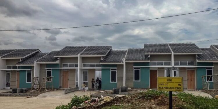 Sejumlah anak melintas di depan rumah subsidi di Citeureup, Kabupaten Bogor, Jawa Barat, Kamis (10/2/2022). (MASAPNEWS/ANT)
