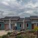 Sejumlah anak melintas di depan rumah subsidi di Citeureup, Kabupaten Bogor, Jawa Barat, Kamis (10/2/2022). (MASAPNEWS/ANT)