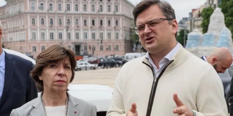 Arsip--Menlu Ukraina Dmytro Kuleba (kanan) saat mengunjungi Wall of Remembrance untuk memberikan penghormatan kepada tentara Ukraina yang gugur, di tengah serangan Rusia terhadap Ukraina, di Kiev, Ukraina, Senin (30/5/2022). (MASAPNEWS/REUTERS)