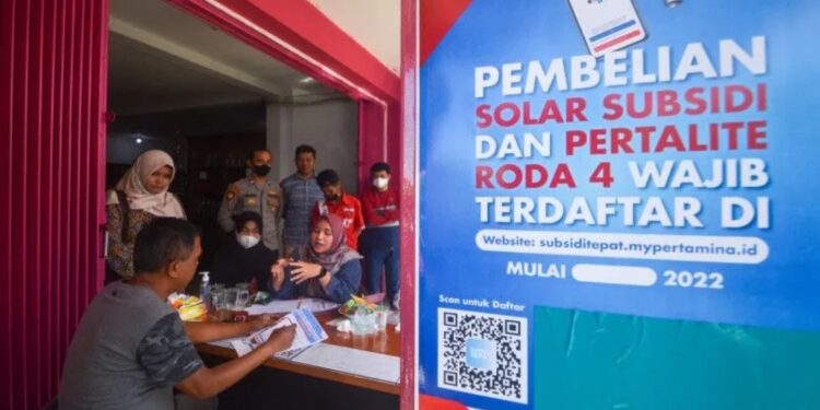 Petugas Pertamina menyosialisasikan aktivasi pendaftaran pembelian BBM bersubsidi kepada pengendara di SPBU Kota Padangpanjang, Sumatera Barat, Jumat (1/7/2022). (MASAPNEWS/ANT)