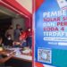 Petugas Pertamina menyosialisasikan aktivasi pendaftaran pembelian BBM bersubsidi kepada pengendara di SPBU Kota Padangpanjang, Sumatera Barat, Jumat (1/7/2022). (MASAPNEWS/ANT)