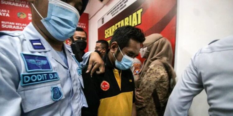Petugas menggiring tersangka, Moch Subchi Azal Tsani (kedua kiri), seusai pengungkapan kasus di Rumah Tahanan Surabaya di Medaeng, Sidoarjo, Jawa Timur, Jumat (8/7/2022). Polda Jawa Timur menangkap anak pengasuh Pondok Pesantren Siddiqiyyah itu, atas sangkaan kasus dugaan kekerasan seksual terhadap sejumlah perempuan santri di sana. (MASAPNEWS/ANT)